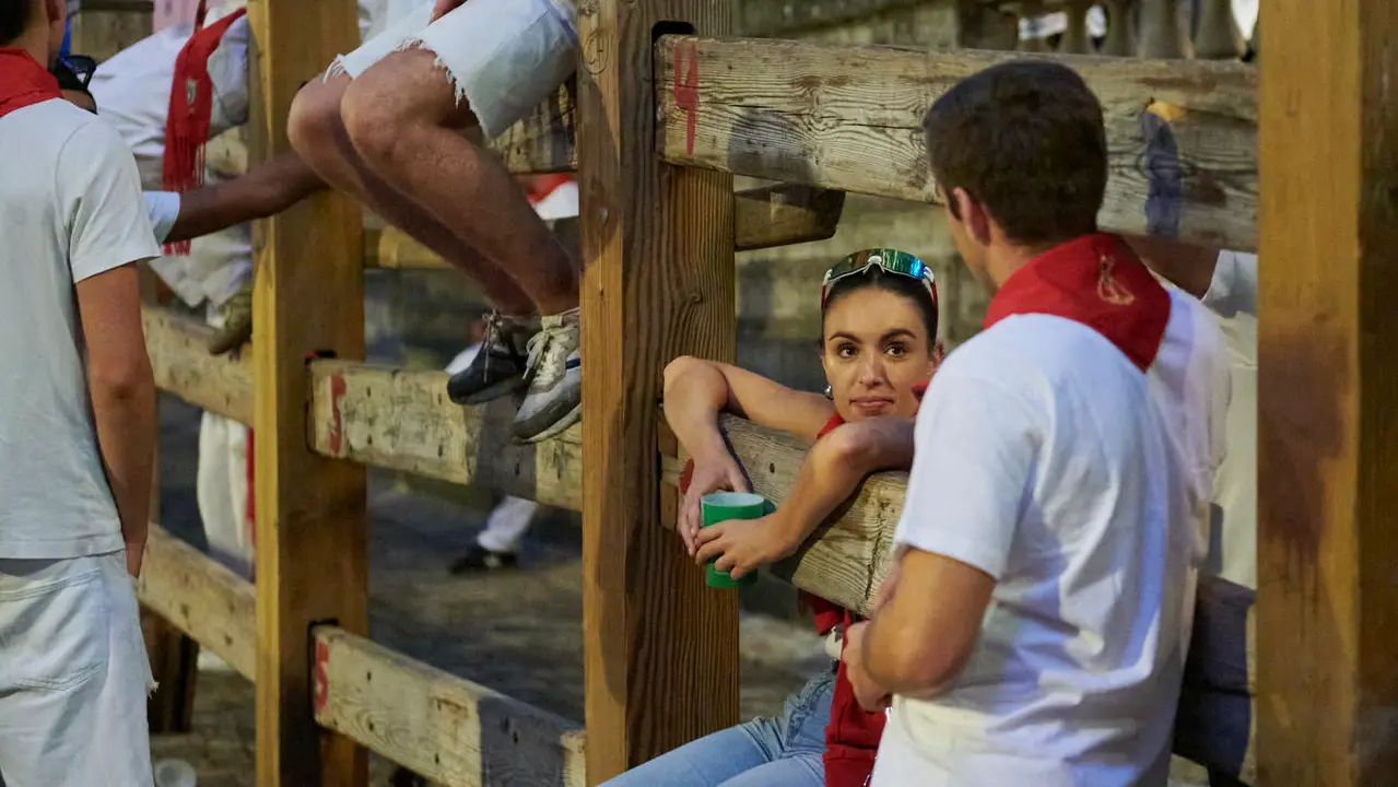 Ambiente en el sexto encierro de San Fermín 2025. IRANZU LARRASOAÑA