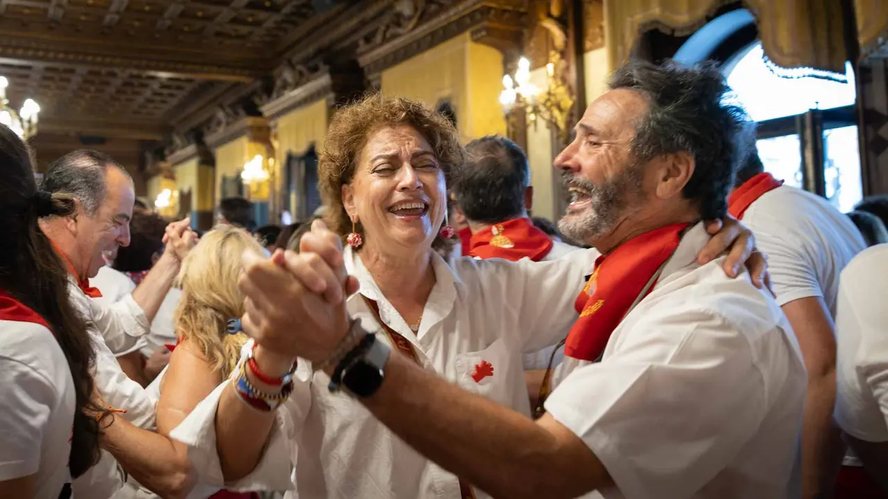 Decenas de personas acuden al tradicional Baile de la Alpargata.. Maite H. Mateo..-03