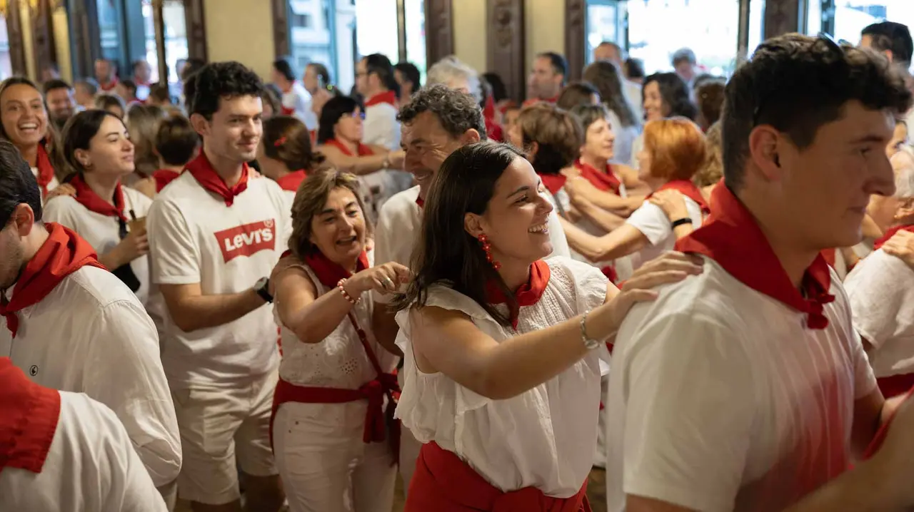 Decenas de personas acuden al tradicional Baile de la Alpargata.. Maite H. Mateo..-05