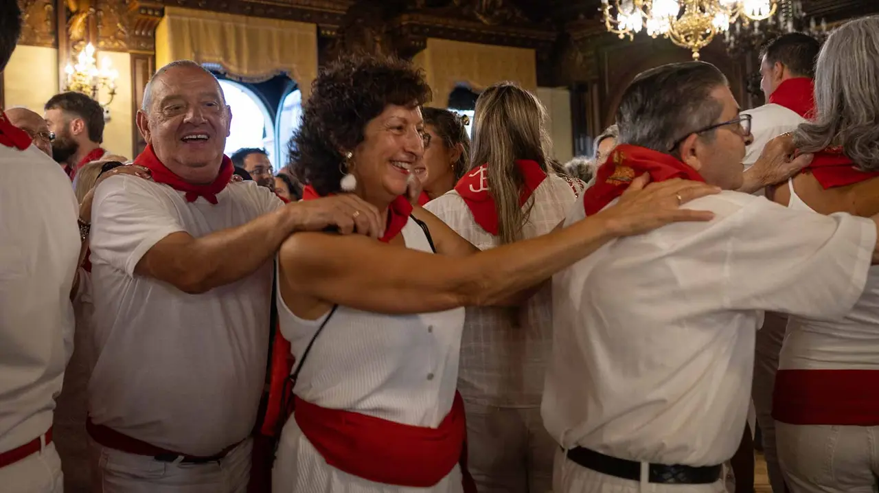 Decenas de personas acuden al tradicional Baile de la Alpargata.. Maite H. Mateo..-09