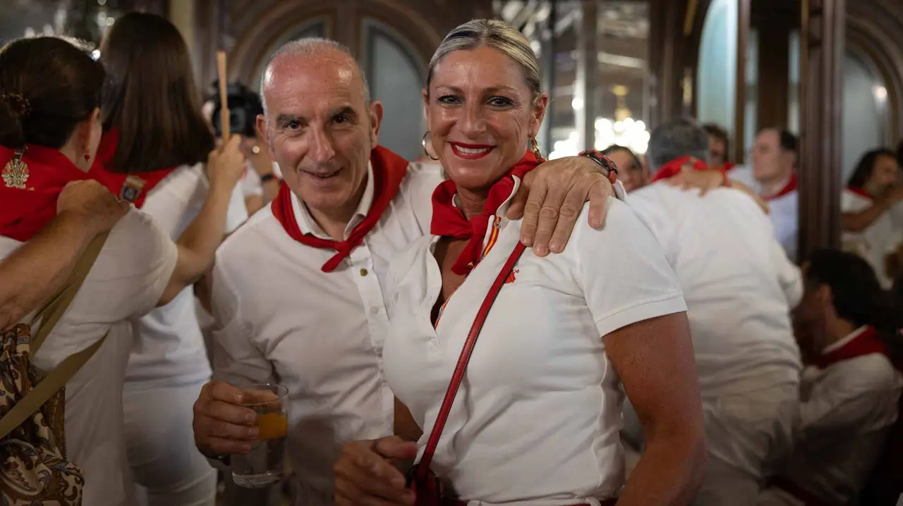 Decenas de personas acuden al tradicional Baile de la Alpargata.. Maite H. Mateo..-06