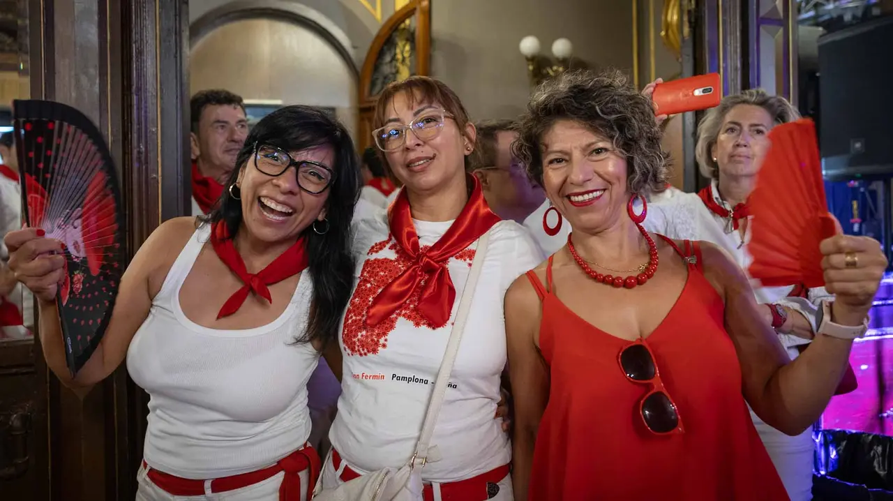 Decenas de personas acuden al tradicional Baile de la Alpargata.. Maite H. Mateo..-10