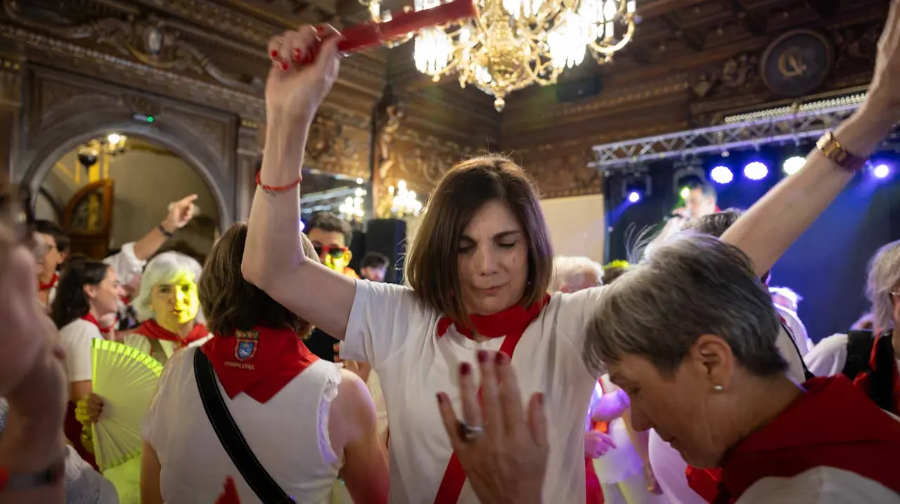 Decenas de personas acuden al tradicional Baile de la Alpargata.. Maite H. Mateo..-13