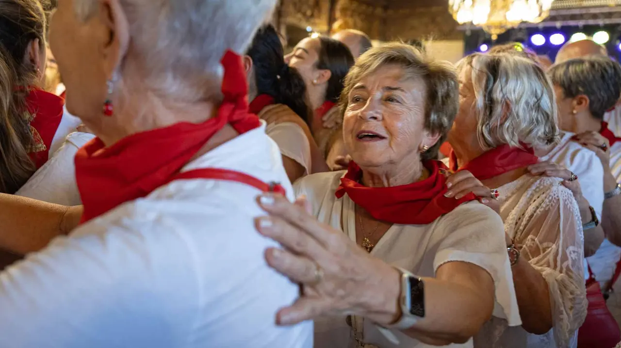Decenas de personas acuden al tradicional Baile de la Alpargata.. Maite H. Mateo..-14