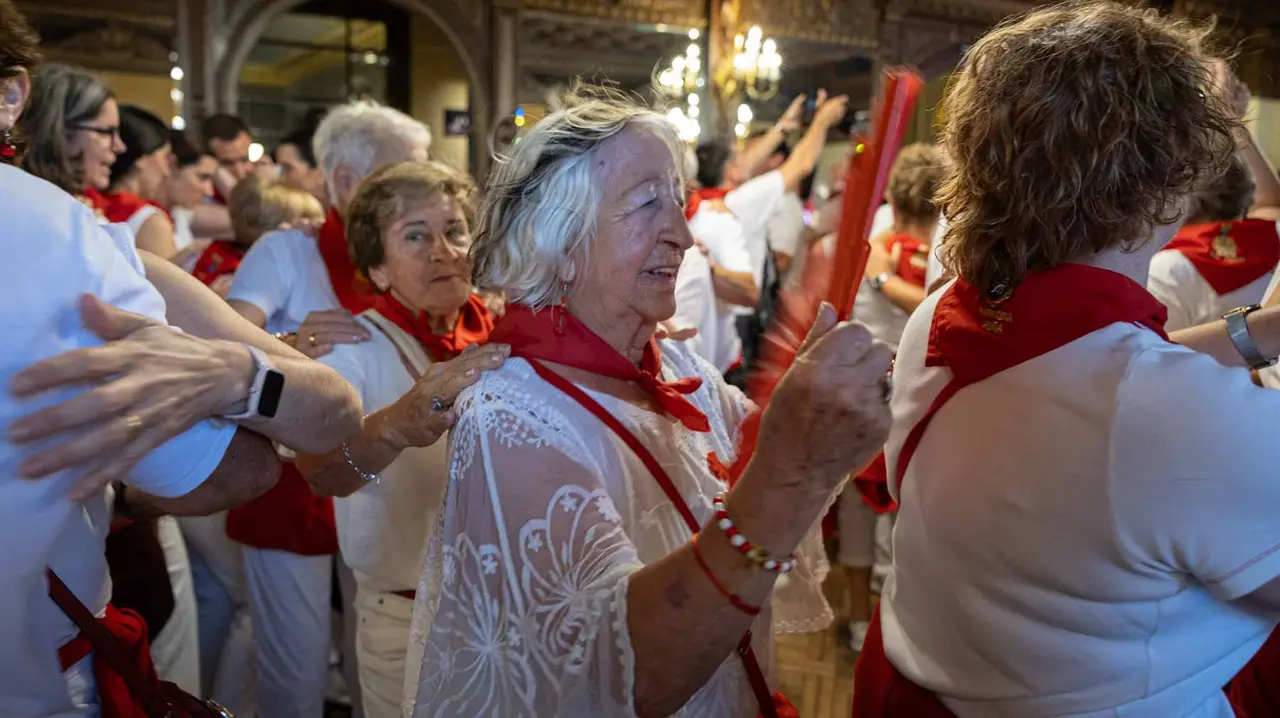 Decenas de personas acuden al tradicional Baile de la Alpargata.. Maite H. Mateo..-15