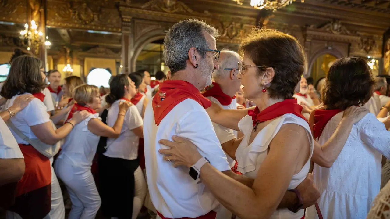 Decenas de personas acuden al tradicional Baile de la Alpargata.. Maite H. Mateo..-16