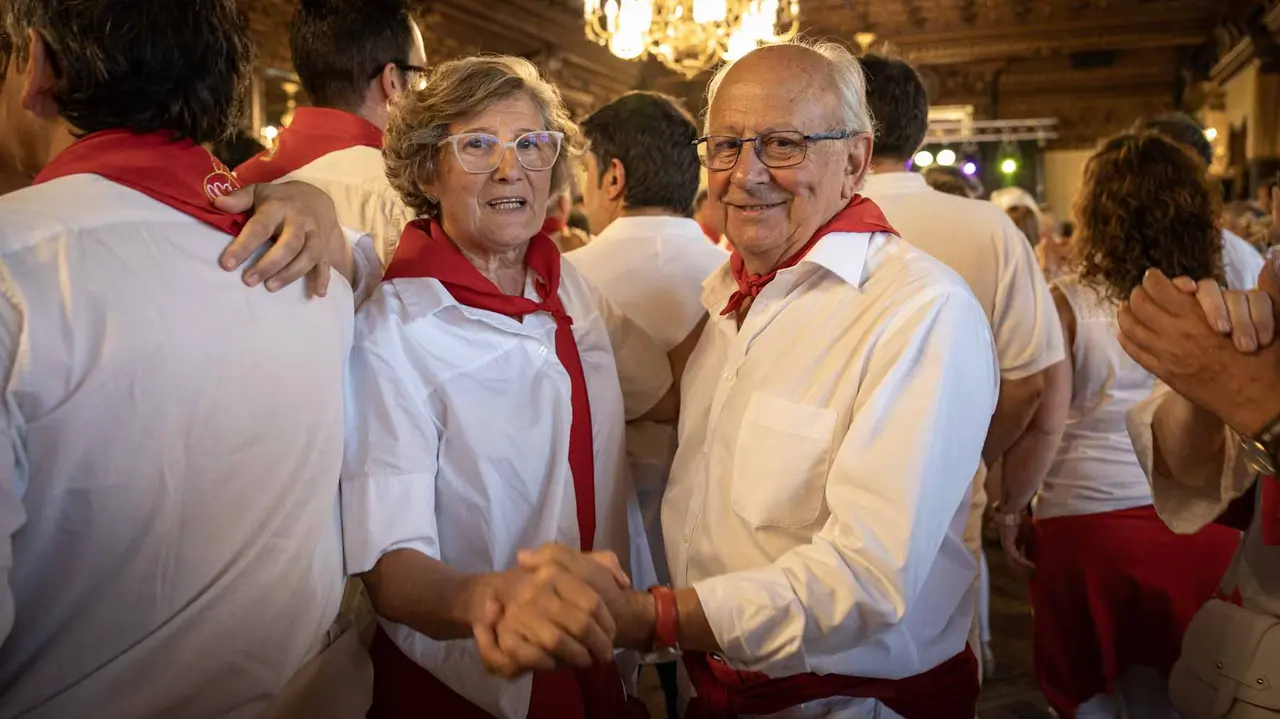 Decenas de personas acuden al tradicional Baile de la Alpargata.. Maite H. Mateo..-17