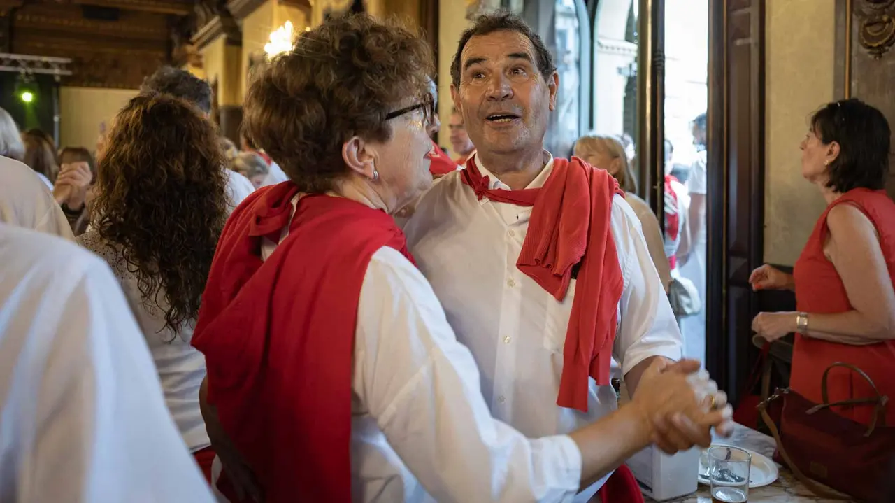 Decenas de personas acuden al tradicional Baile de la Alpargata.. Maite H. Mateo..-18