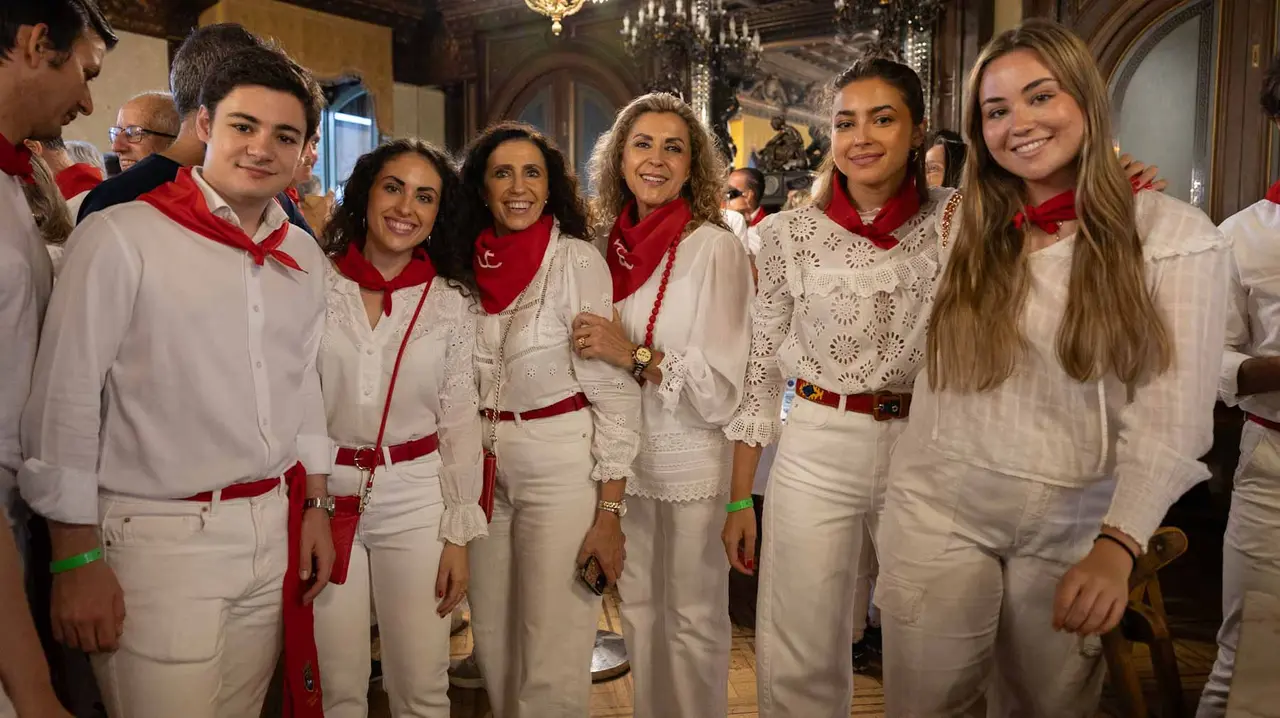 Decenas de personas acuden al tradicional Baile de la Alpargata.. Maite H. Mateo..-20