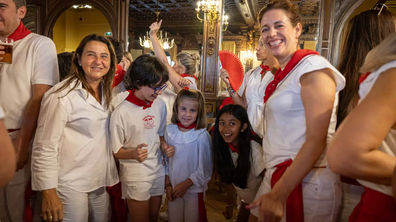 Decenas de personas acuden al tradicional Baile de la Alpargata.. Maite H. Mateo..-21