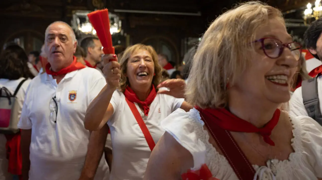 Decenas de personas acuden al tradicional Baile de la Alpargata.. Maite H. Mateo..-22