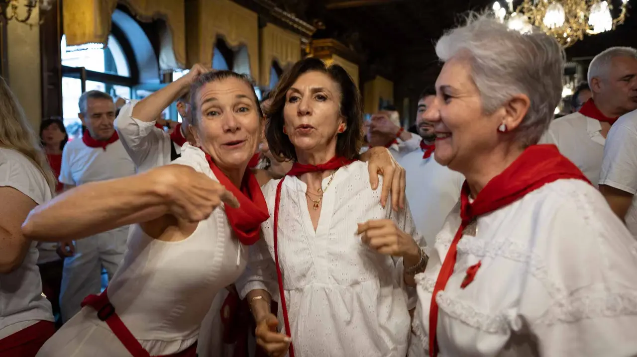 Decenas de personas acuden al tradicional Baile de la Alpargata.. Maite H. Mateo..-24