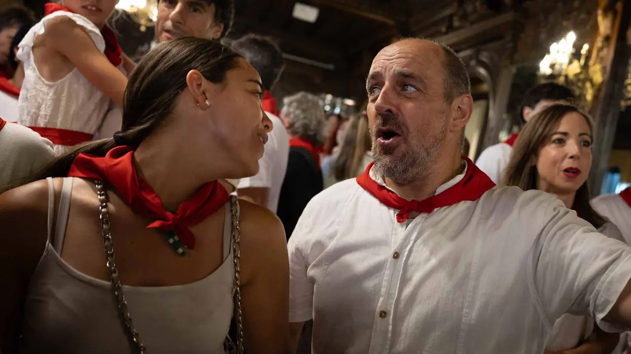 Decenas de personas acuden al tradicional Baile de la Alpargata.. Maite H. Mateo..-26