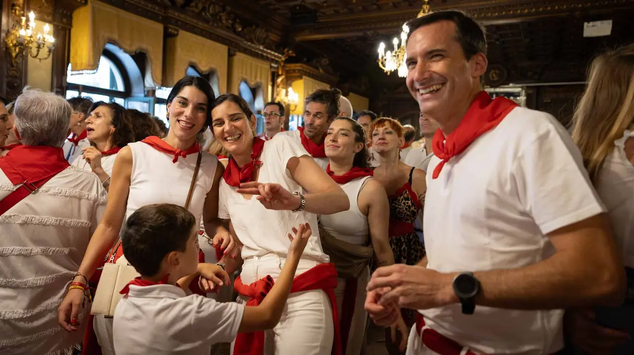 Decenas de personas acuden al tradicional Baile de la Alpargata.. Maite H. Mateo..-25