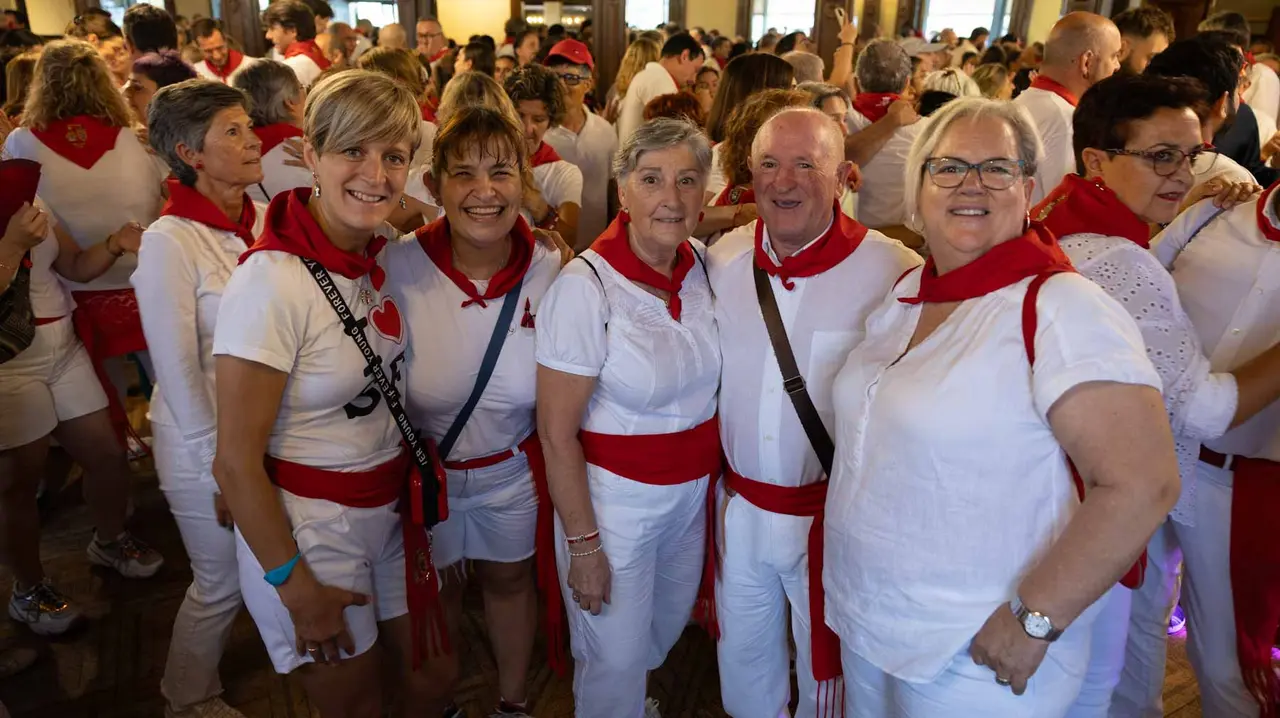 Decenas de personas acuden al tradicional Baile de la Alpargata.. Maite H. Mateo..-29