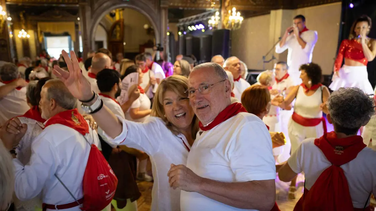 Decenas de personas acuden al tradicional Baile de la Alpargata.. Maite H. Mateo..-30