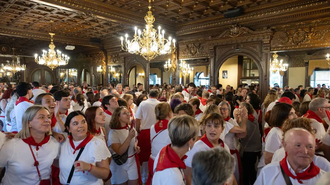 Decenas de personas acuden al tradicional Baile de la Alpargata.. Maite H. Mateo..-31