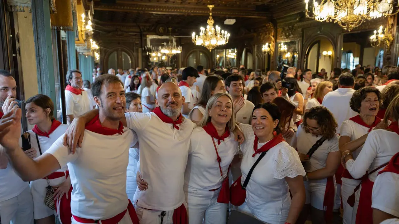 Decenas de personas acuden al tradicional Baile de la Alpargata.. Maite H. Mateo..-32