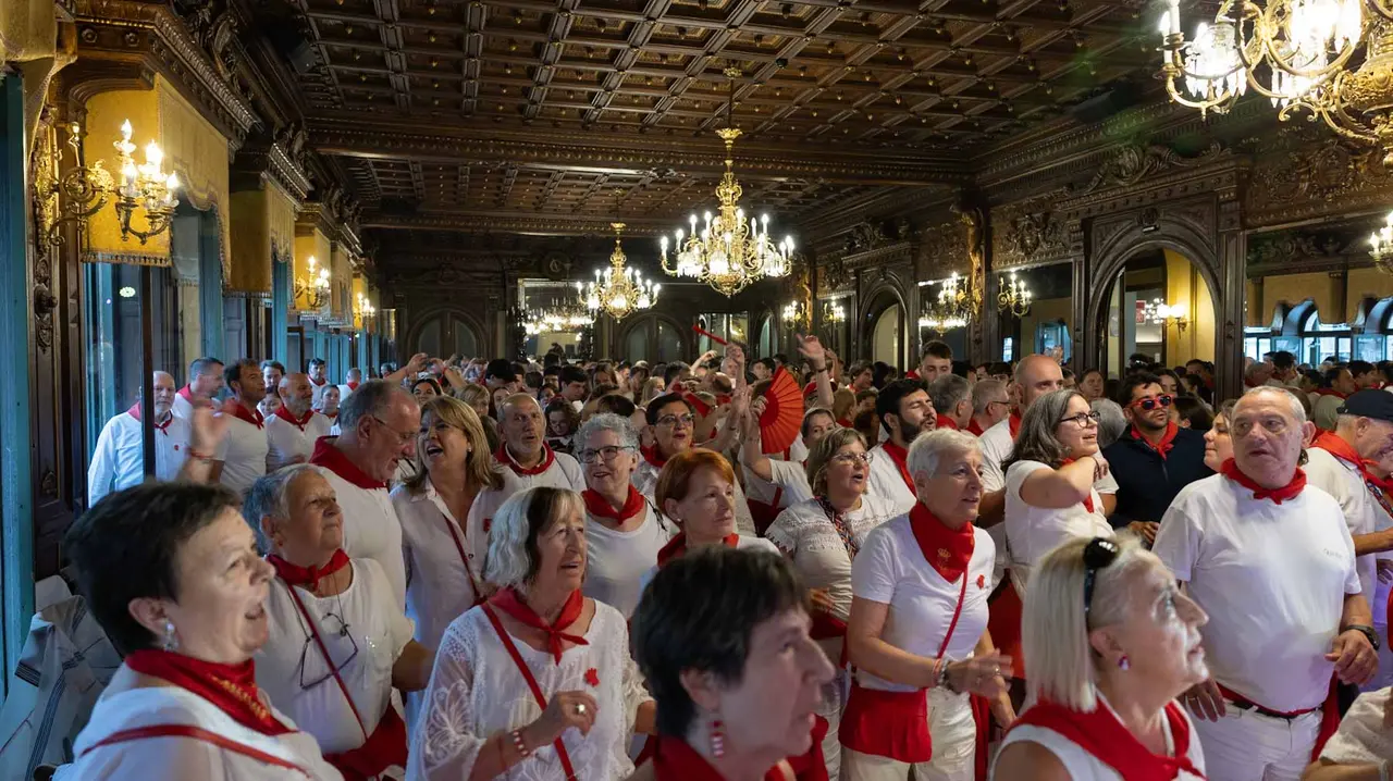 Decenas de personas acuden al tradicional Baile de la Alpargata.. Maite H. Mateo..-33