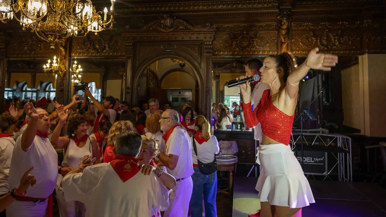 Decenas de personas acuden al tradicional Baile de la Alpargata.. Maite H. Mateo..-34