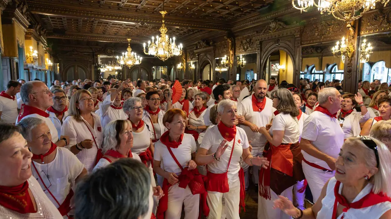 Decenas de personas acuden al tradicional Baile de la Alpargata.. Maite H. Mateo..-35
