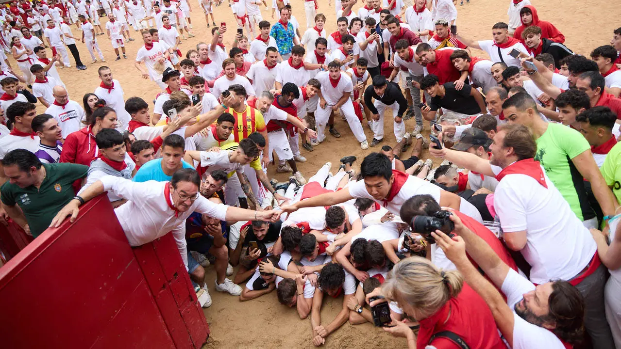 Suelta de vaquillas en la Plaza de Toros de Pamplona tras el sexto encierro de San Fermín 2025 con toros de la ganadería de José Escolar. IÑIGO ALZUGARAY