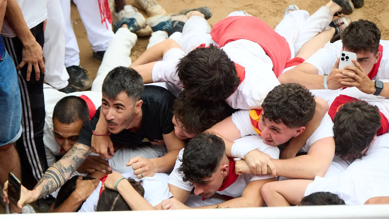 Suelta de vaquillas en la Plaza de Toros de Pamplona tras el sexto encierro de San Fermín 2025 con toros de la ganadería de José Escolar. IÑIGO ALZUGARAY