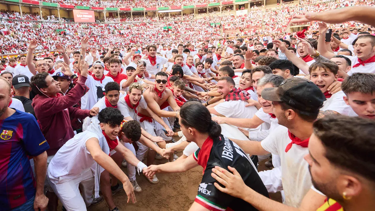 Suelta de vaquillas en la Plaza de Toros de Pamplona tras el sexto encierro de San Fermín 2025 con toros de la ganadería de José Escolar. IÑIGO ALZUGARAY