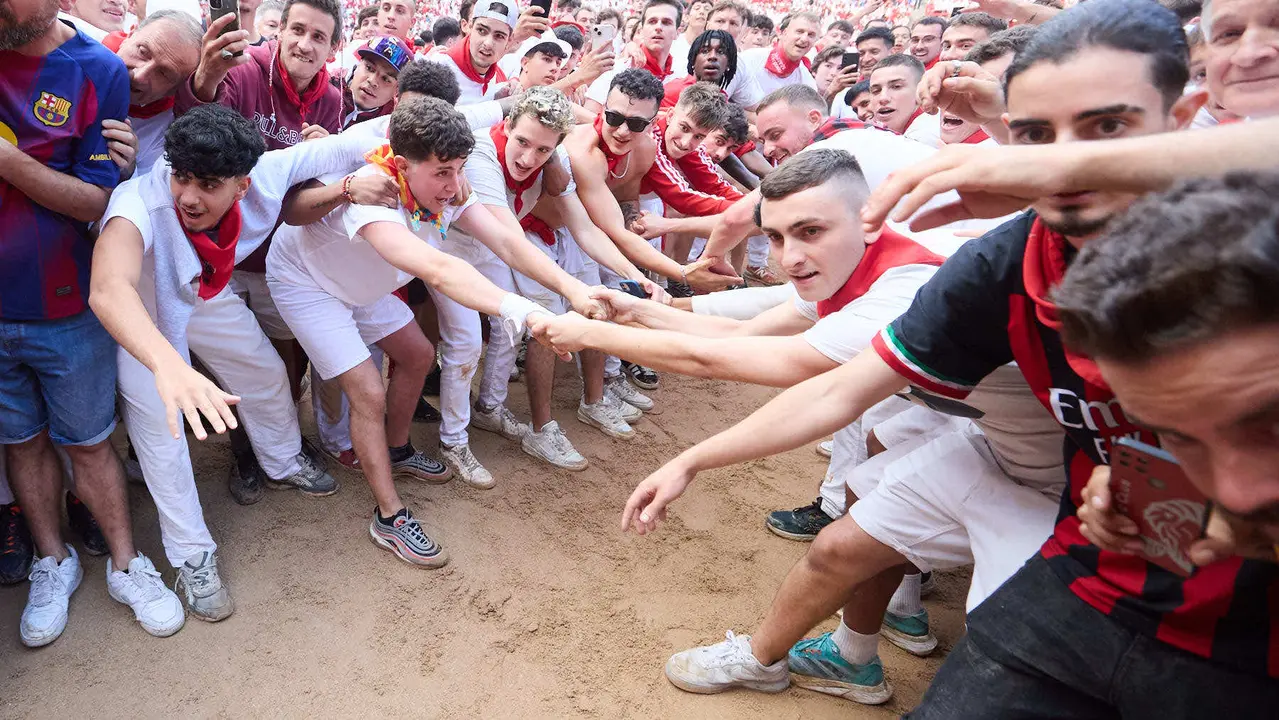 Suelta de vaquillas en la Plaza de Toros de Pamplona tras el sexto encierro de San Fermín 2025 con toros de la ganadería de José Escolar. IÑIGO ALZUGARAY