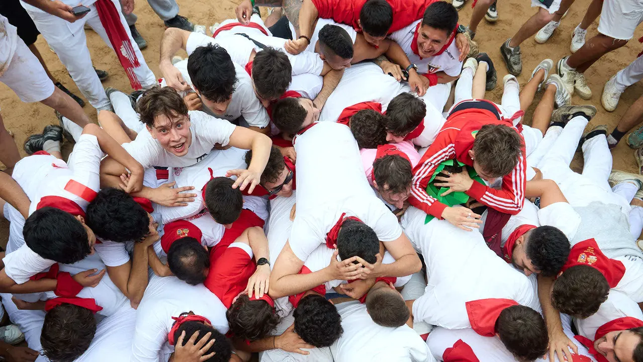 Suelta de vaquillas en la Plaza de Toros de Pamplona tras el sexto encierro de San Fermín 2025 con toros de la ganadería de José Escolar. IÑIGO ALZUGARAY