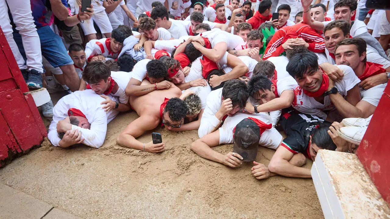 Suelta de vaquillas en la Plaza de Toros de Pamplona tras el sexto encierro de San Fermín 2025 con toros de la ganadería de José Escolar. IÑIGO ALZUGARAY