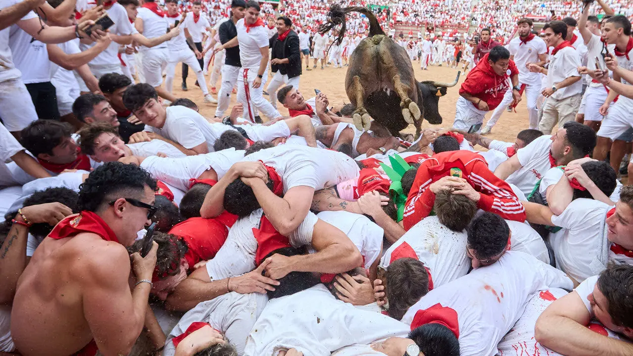 Suelta de vaquillas en la Plaza de Toros de Pamplona tras el sexto encierro de San Fermín 2025 con toros de la ganadería de José Escolar. IÑIGO ALZUGARAY