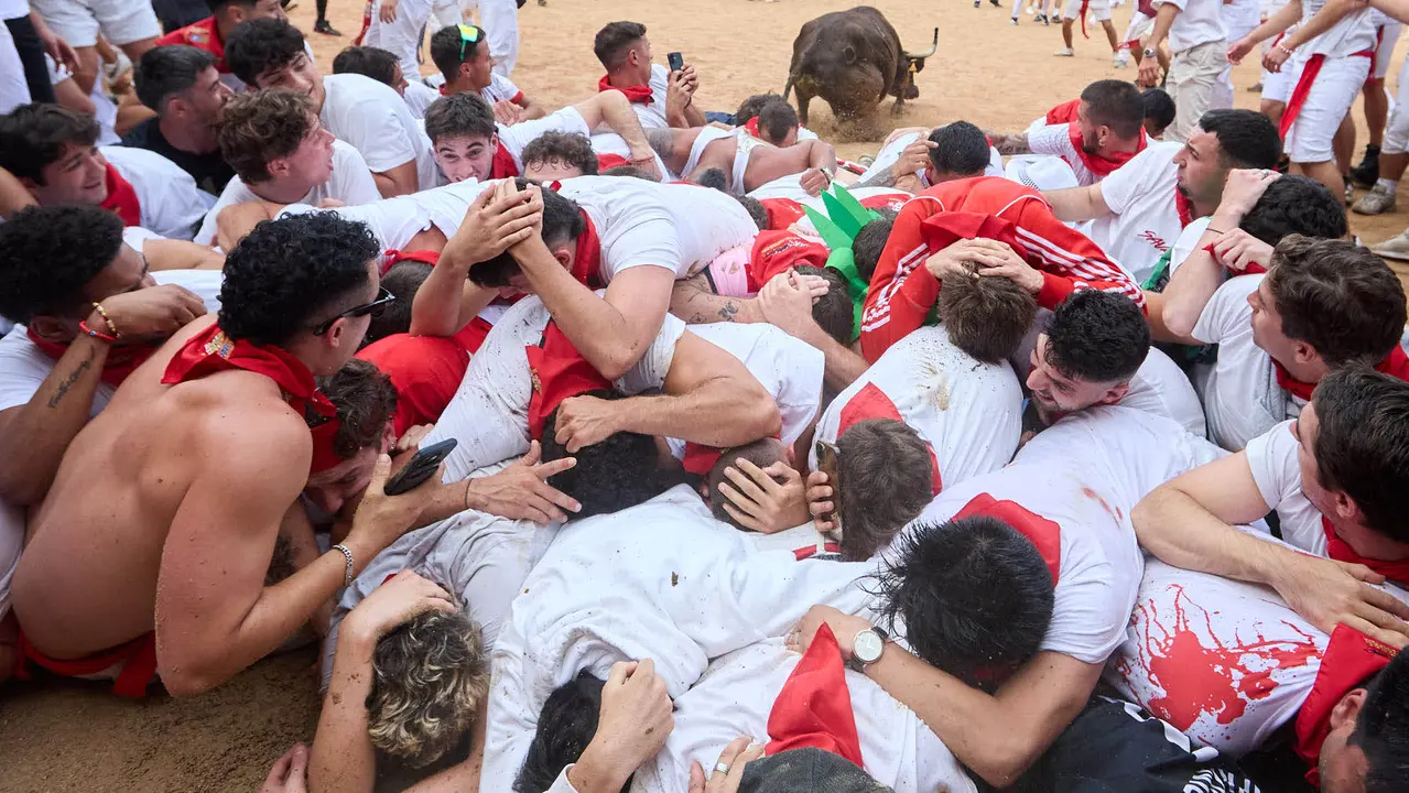 Suelta de vaquillas en la Plaza de Toros de Pamplona tras el sexto encierro de San Fermín 2025 con toros de la ganadería de José Escolar. IÑIGO ALZUGARAY