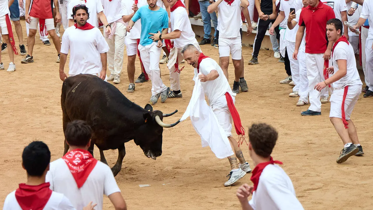 Suelta de vaquillas en la Plaza de Toros de Pamplona tras el sexto encierro de San Fermín 2025 con toros de la ganadería de José Escolar. IÑIGO ALZUGARAY