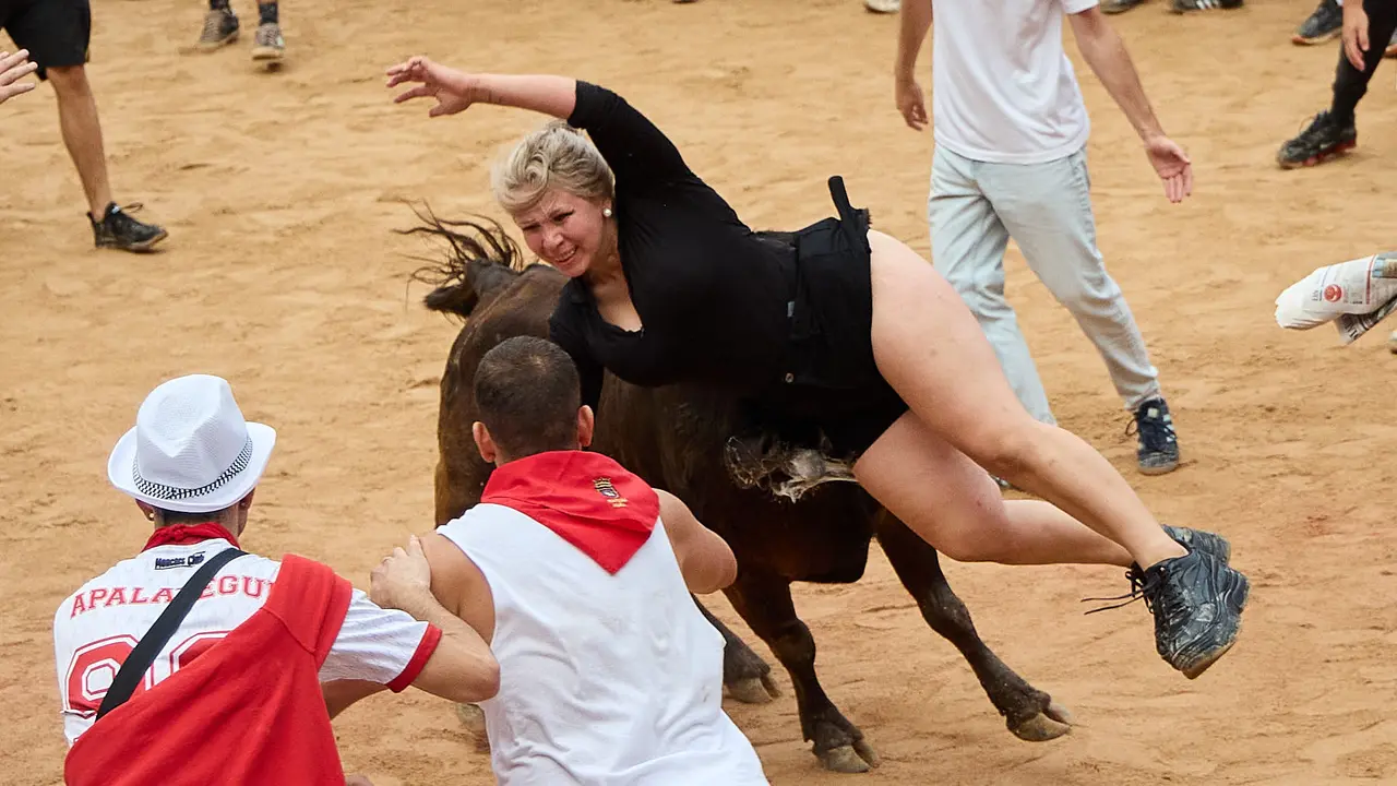 Suelta de vaquillas en la Plaza de Toros de Pamplona tras el sexto encierro de San Fermín 2025 con toros de la ganadería de José Escolar. IÑIGO ALZUGARAY