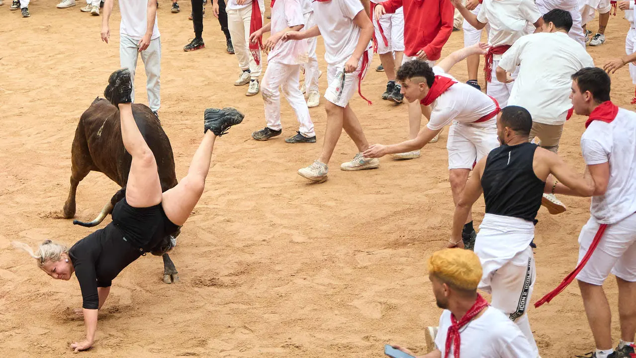 Suelta de vaquillas en la Plaza de Toros de Pamplona tras el sexto encierro de San Fermín 2025 con toros de la ganadería de José Escolar. IÑIGO ALZUGARAY