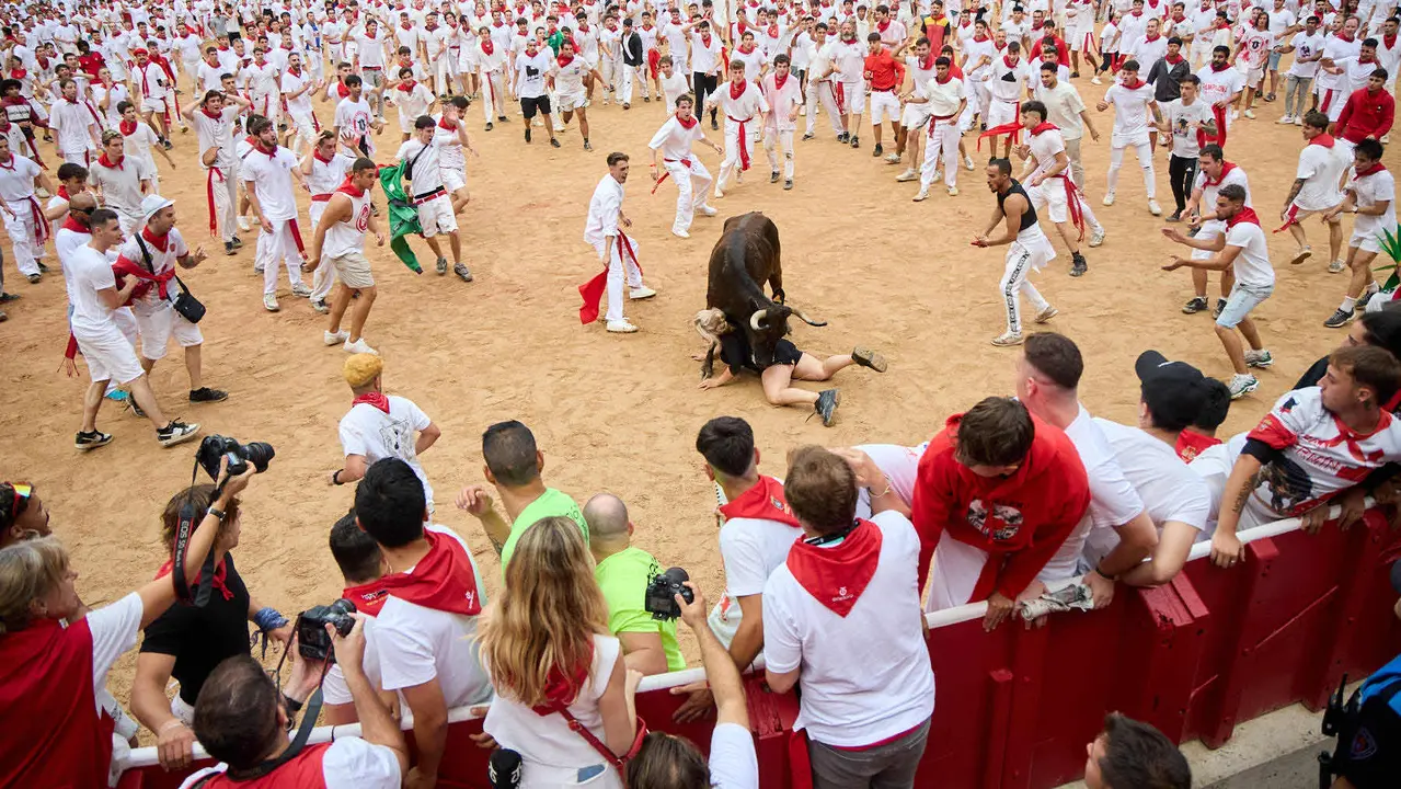 Suelta de vaquillas en la Plaza de Toros de Pamplona tras el sexto encierro de San Fermín 2025 con toros de la ganadería de José Escolar. IÑIGO ALZUGARAY