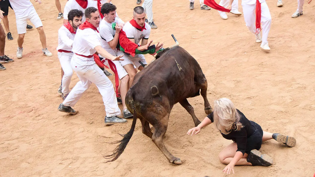 Suelta de vaquillas en la Plaza de Toros de Pamplona tras el sexto encierro de San Fermín 2025 con toros de la ganadería de José Escolar. IÑIGO ALZUGARAY