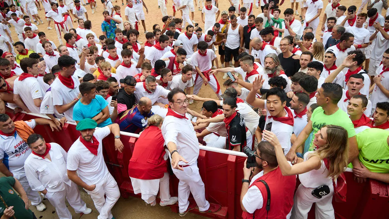 Suelta de vaquillas en la Plaza de Toros de Pamplona tras el sexto encierro de San Fermín 2025 con toros de la ganadería de José Escolar. IÑIGO ALZUGARAY