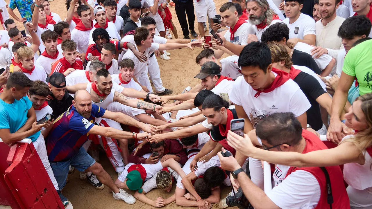 Suelta de vaquillas en la Plaza de Toros de Pamplona tras el sexto encierro de San Fermín 2025 con toros de la ganadería de José Escolar. IÑIGO ALZUGARAY