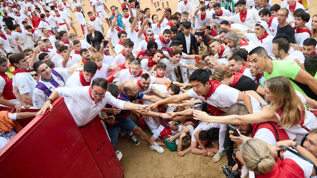 Suelta de vaquillas en la Plaza de Toros de Pamplona tras el sexto encierro de San Fermín 2025 con toros de la ganadería de José Escolar. IÑIGO ALZUGARAY