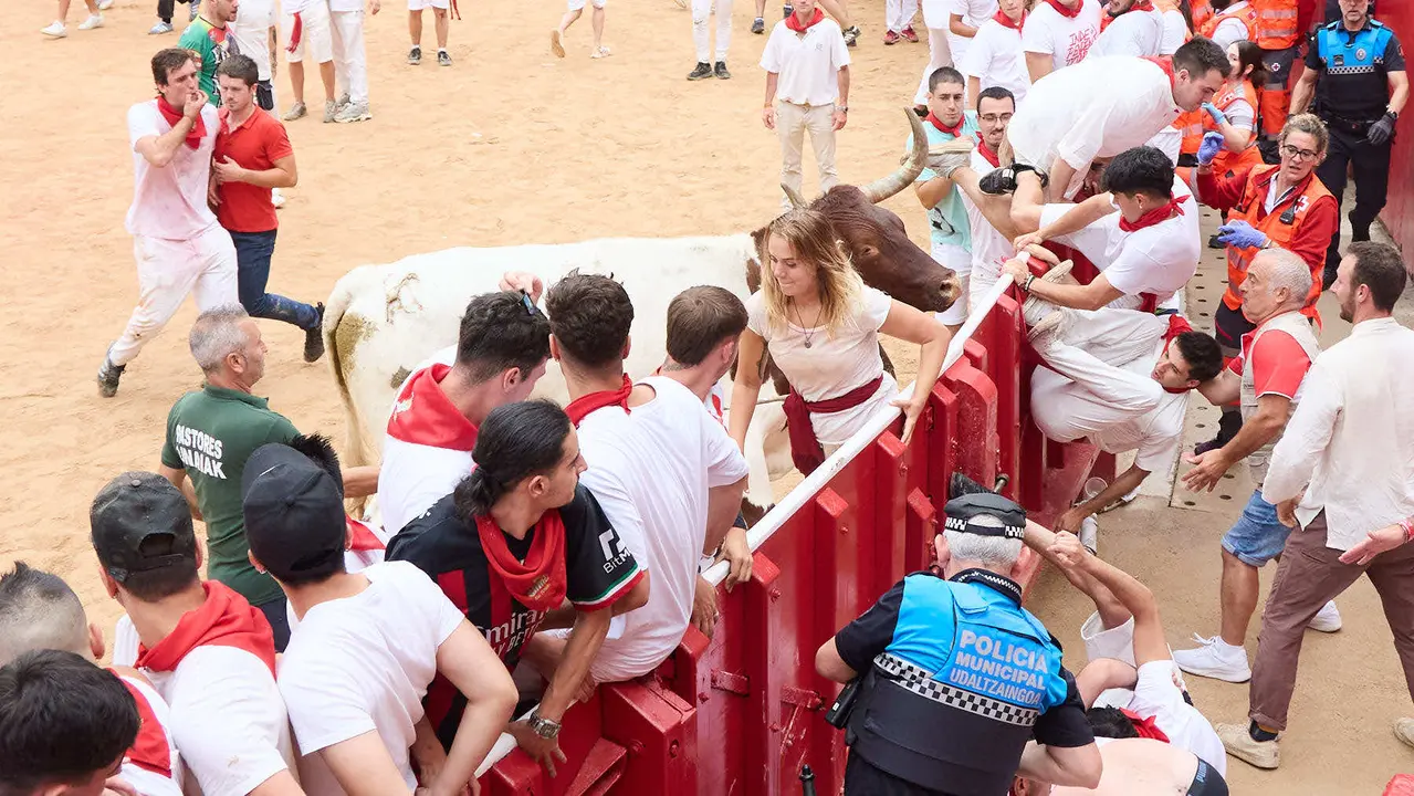 Suelta de vaquillas en la Plaza de Toros de Pamplona tras el sexto encierro de San Fermín 2025 con toros de la ganadería de José Escolar. IÑIGO ALZUGARAY