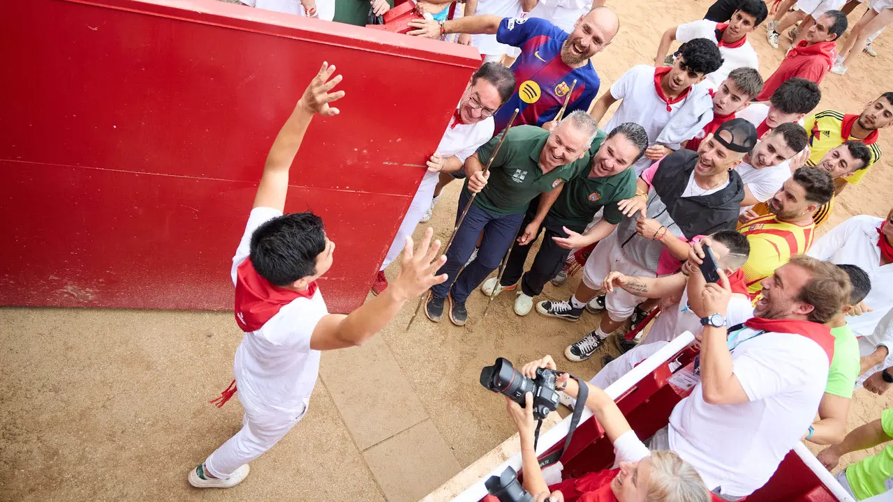 Suelta de vaquillas en la Plaza de Toros de Pamplona tras el sexto encierro de San Fermín 2025 con toros de la ganadería de José Escolar. IÑIGO ALZUGARAY