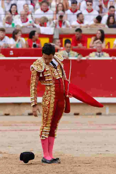 El torero Juan de Castilla durante la lidia a su primer toro de la tarde en la octava de abono de la Feria de Toro de los Sanfermines 2025 con toros de la ganadería de José Escolar y en la que comparte cartel con los diestros Rafaelillo y Fernando Robleño. EFE/ Villar López
