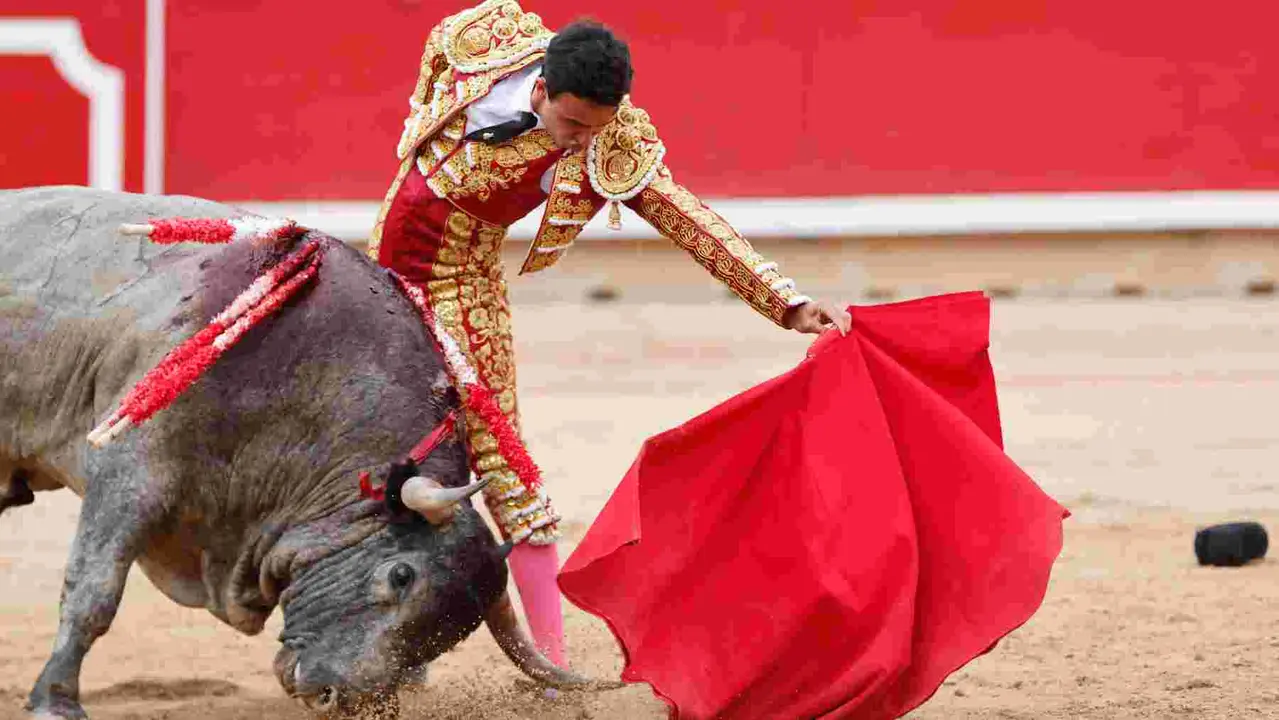 El torero Juan de Castilla durante la lidia a su primer toro de la tarde en la octava de abono de la Feria de Toro de los Sanfermines 2025 con toros de la ganadería de José Escolar y en la que comparte cartel con los diestros Rafaelillo y Fernando Robleño. EFE/ Villar López