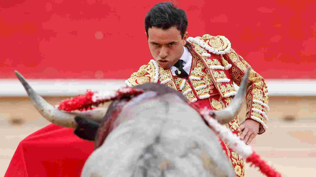 El torero Juan de Castilla durante la lidia a su primer toro de la tarde en la octava de abono de la Feria de Toro de los Sanfermines 2025 con toros de la ganadería de José Escolar y en la que comparte cartel con los diestros Rafaelillo y Fernando Robleño. EFE/ Villar López