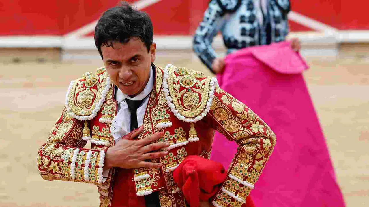 El torero Juan de Castilla durante la lidia a su primer toro de la tarde en la octava de abono de la Feria de Toro de los Sanfermines 2025 con toros de la ganadería de José Escolar y en la que comparte cartel con los diestros Rafaelillo y Fernando Robleño. EFE/ Villar López