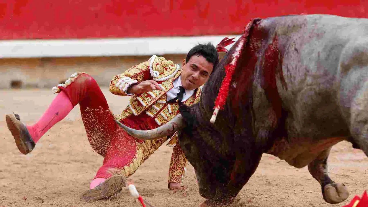 El torero Juan de Castilla en su faena al primer toro de su lote durante la octava de abono de la Feria de Toro de los Sanfermines 2025 con toros de la ganadería de José Escolar y en la que comparte cartel con los diestros Rafaelillo y Fernando Robleño. EFE/ Villar López