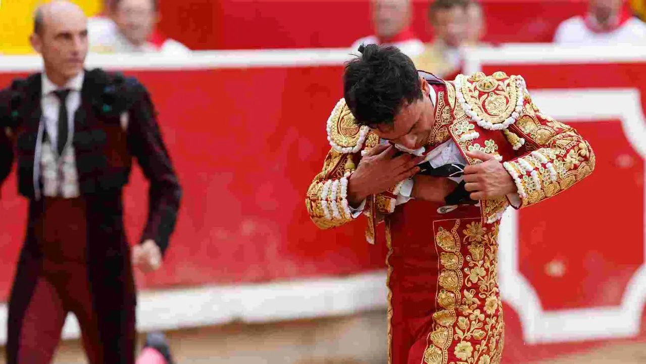 El torero Juan de Castilla durante la lidia a su primer toro de la tarde en la octava de abono de la Feria de Toro de los Sanfermines 2025 con toros de la ganadería de José Escolar y en la que comparte cartel con los diestros Rafaelillo y Fernando Robleño. EFE/ Villar López