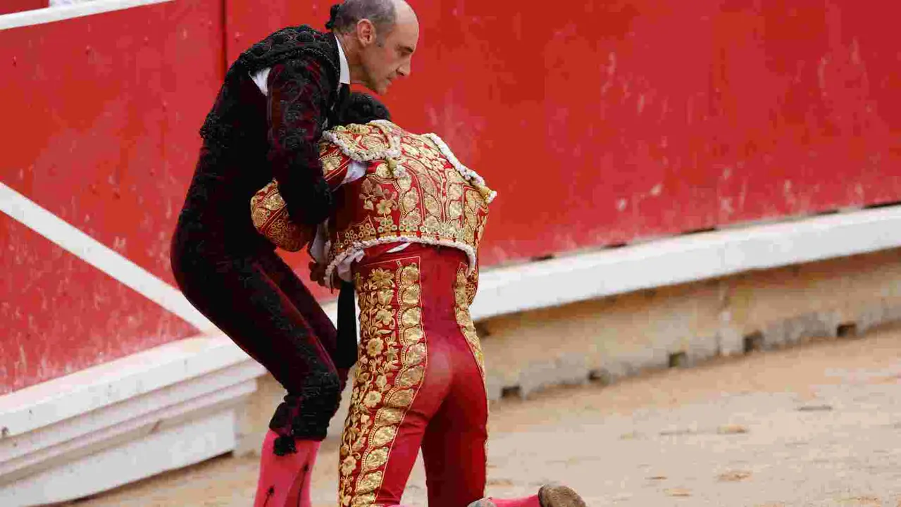 El torero Juan de Castilla durante la lidia a su primer toro de la tarde en la octava de abono de la Feria de Toro de los Sanfermines 2025 con toros de la ganadería de José Escolar y en la que comparte cartel con los diestros Rafaelillo y Fernando Robleño. EFE/ Villar López